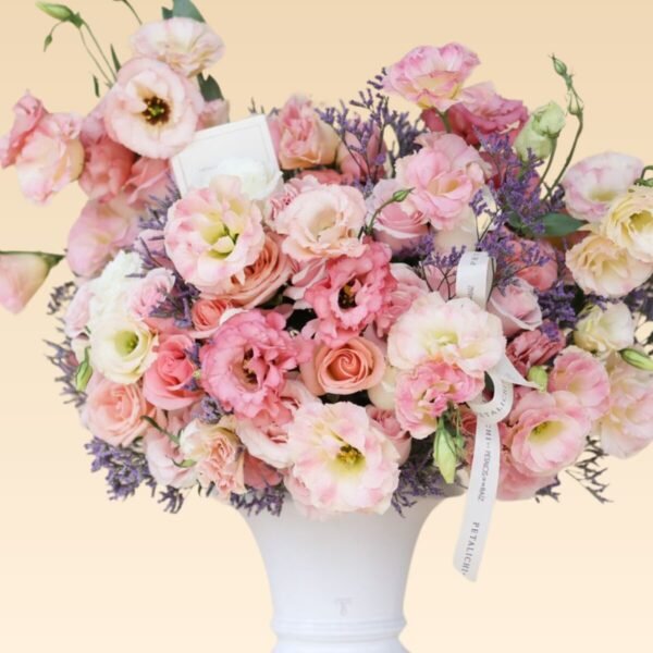 Arreglo de flores en base Trinitate con Lisianthus, Rosas Alina - Image 2