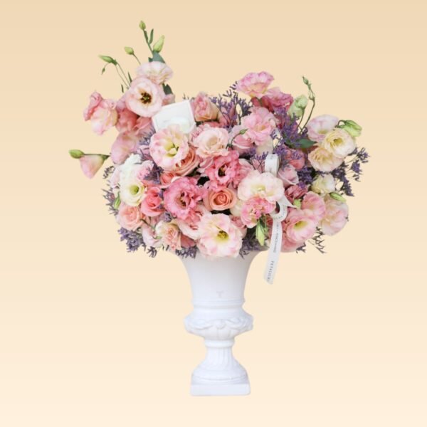 Arreglo de flores en base Trinitate con Lisianthus, Rosas Alina