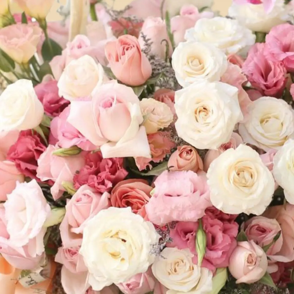 Arreglo de Flores con Lisianthus, Rosas y Orquídeas Karina - Image 3