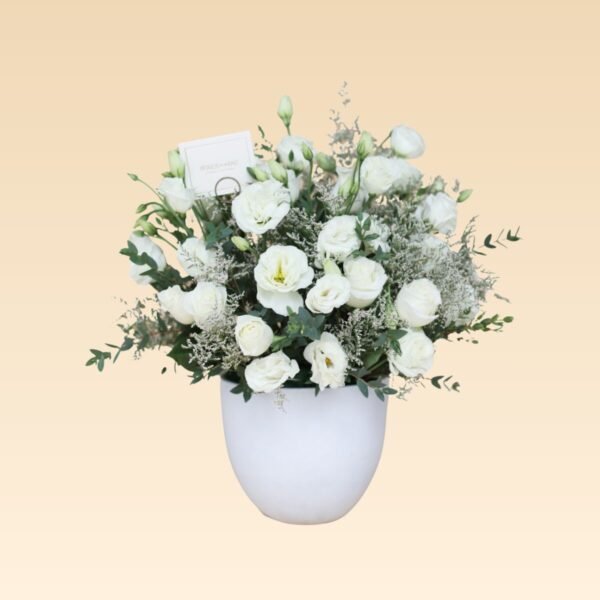 Arreglo de Lisianthus, Rosas, Eucaliptos y Follaje de temporada Lourdes