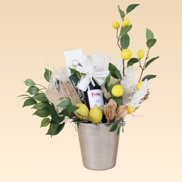 Arreglo de Flores Artificiales, Limones y botella de vino Lucas