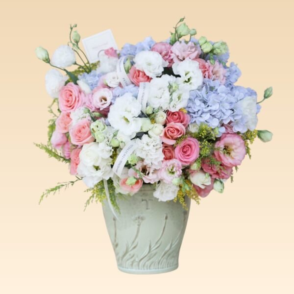 Base Trinitate con Lisianthus, Rosas y Hortencias Artificiales Olivia