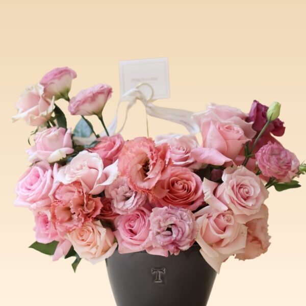 Base Trinitate con Rosas y Lisianthus Isabela ch