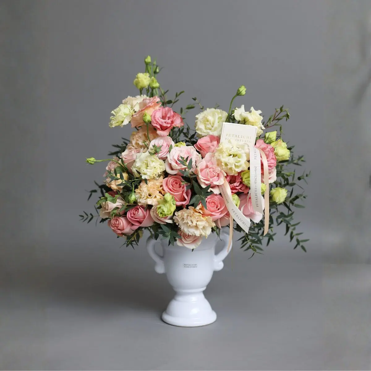 Arreglo de Eucaliptos con Rosas y Lisianthus: Atenea