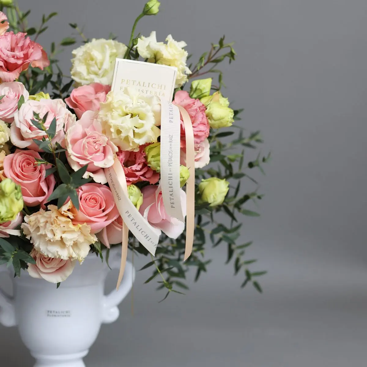 Arreglo de Eucaliptos con Rosas y Lisianthus: Atenea - Image 2